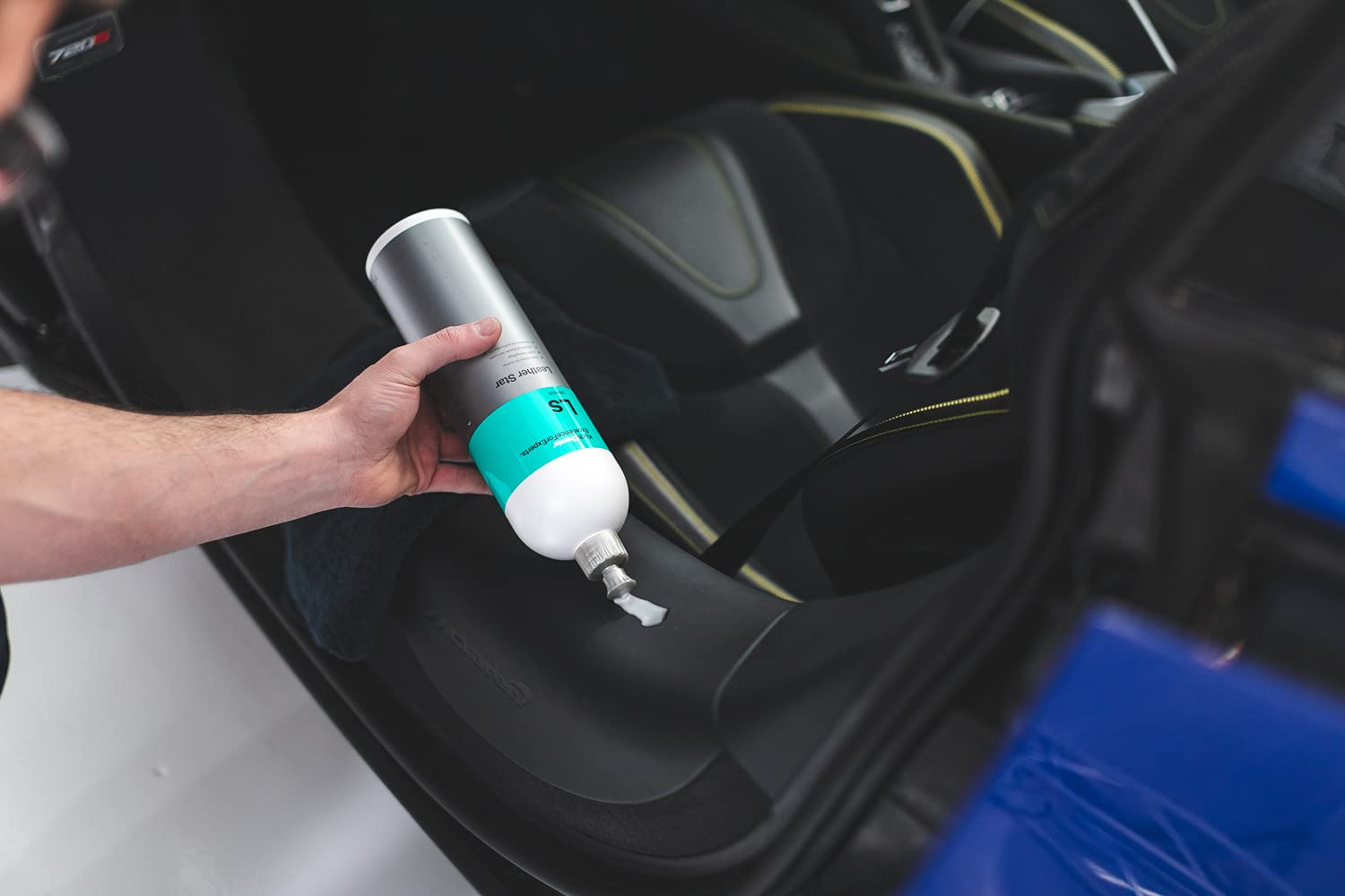 KOCHCHEMIE Leather Star Deep Cleaner - Revitalizes & Protects Leather, 1 Liter, Pleasant Fragrance, Non-Slippery Formula
