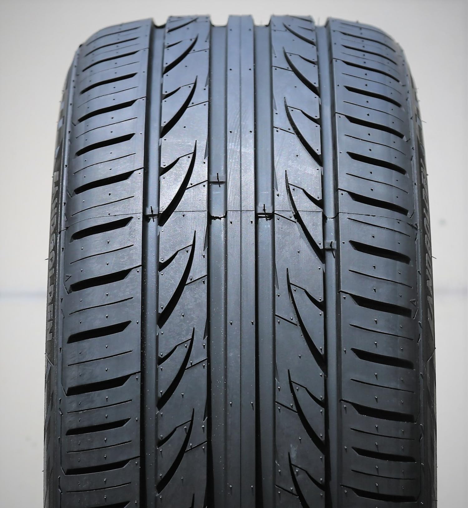 Landgolden Lg27 All-Season Passenger Car High Performance Radial Tire-225/35R20 225/35Zr20 225/35/20 225/35-20 93W Load Range Xl