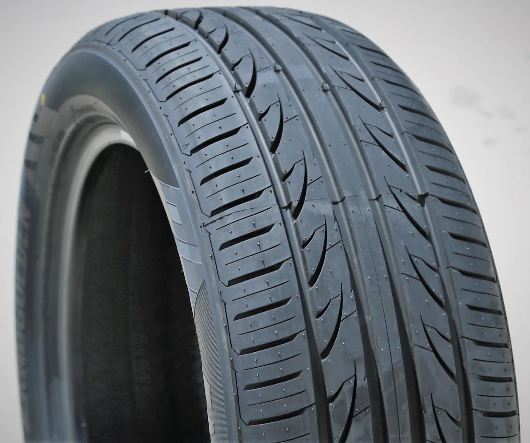 Landgolden Lg27 All-Season Truck/Suv High Performance Radial Tire-255/55R18 255/55Zr18 255/55/18 255/55-18 109W Load Range Xl 4-