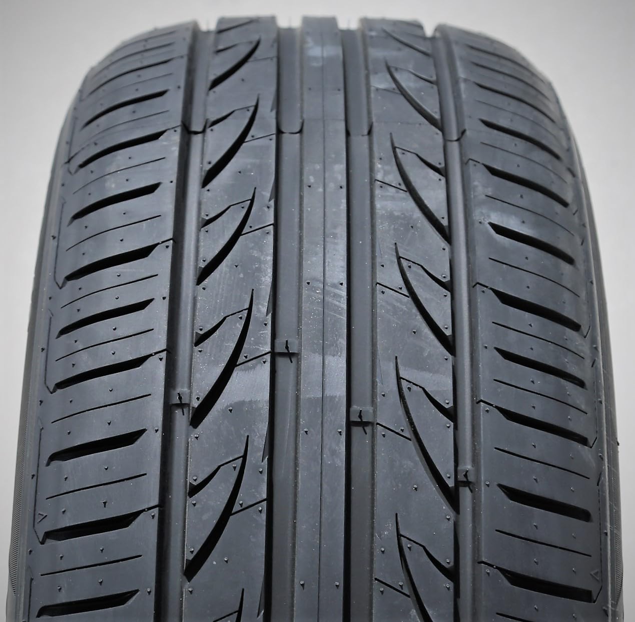 Landgolden Lg27 P215/50R17 95W All Season Radial Tire