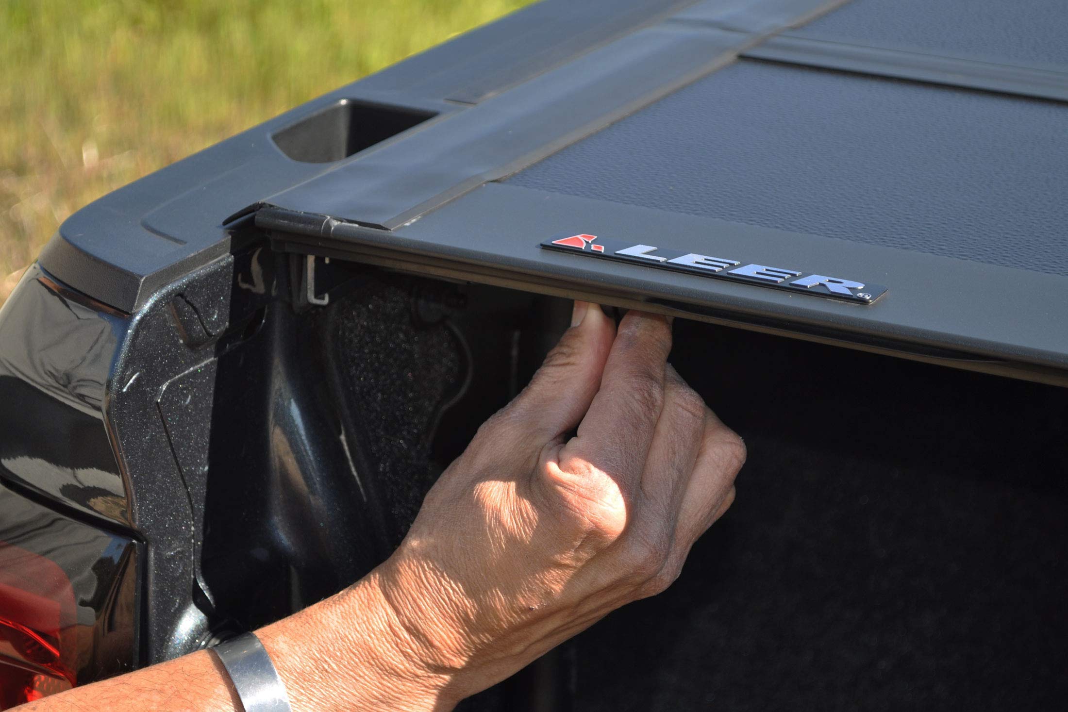 Leer Folditup | Fits 2014-2018 Gm Chevy Silverado/Gmc Sierra 1500 With 68 Bed | Hard, Quad-Folding, Low Profile Tonneau Cover