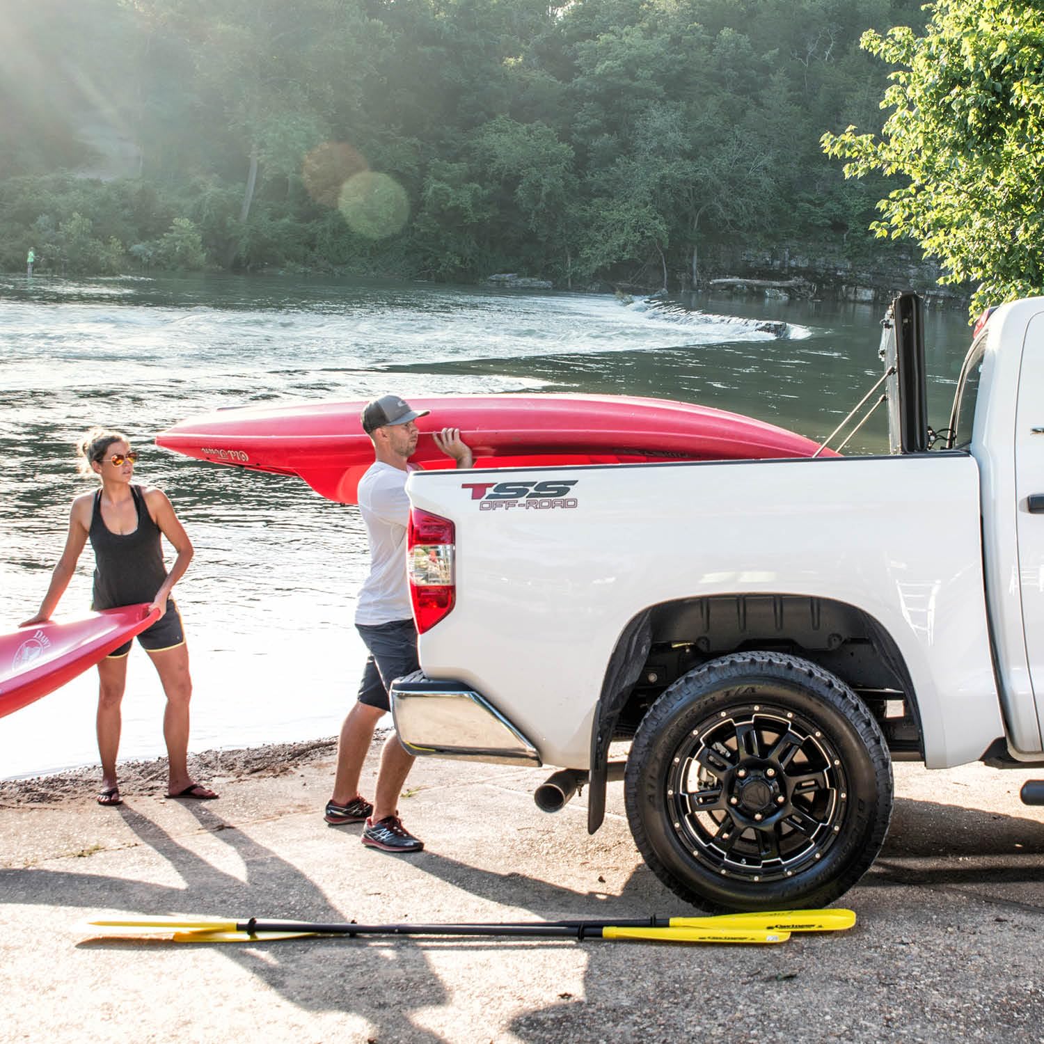 Realtruck Undercover Flex Hard Folding Truck Bed Tonneau Cover | Fx21002 | Fits 2004 - 2014 Ford F-150 5' 7 Bed (67)