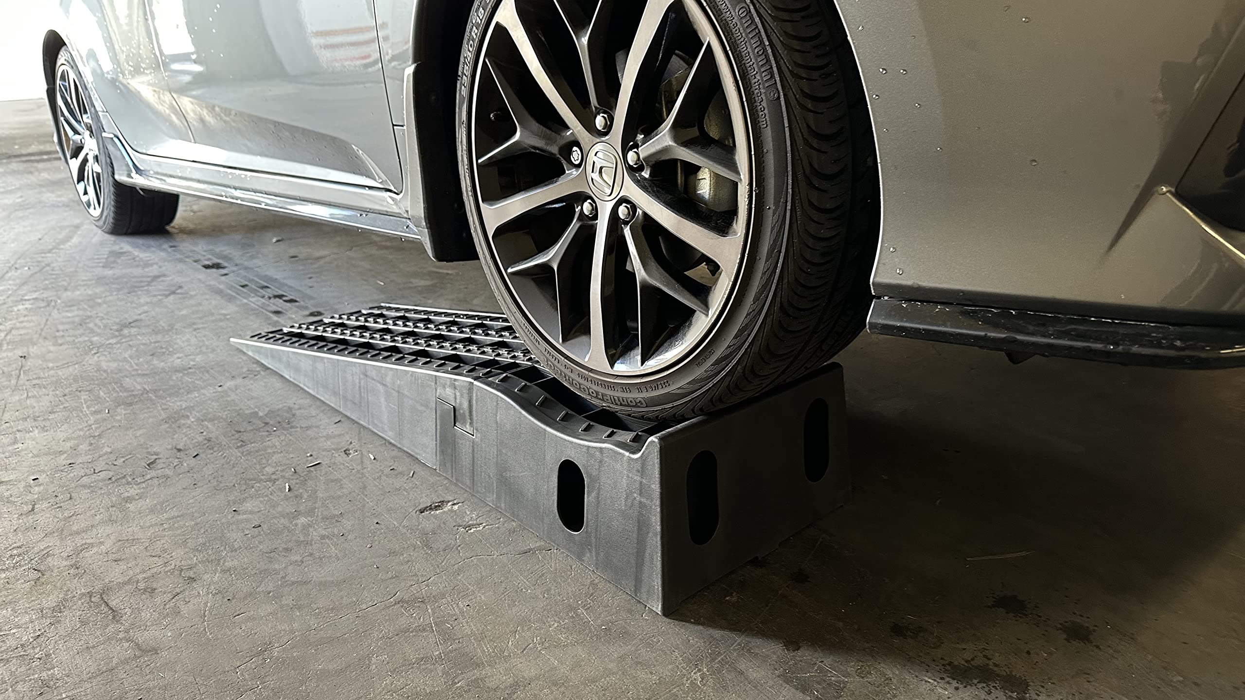 Maxxhaul 50709 Detachable Extendable Car Ramp Set, Portable Car Ramps With 3,250 Lbs Maximum Weight Capacity Per Ramp 6,500 Lbs