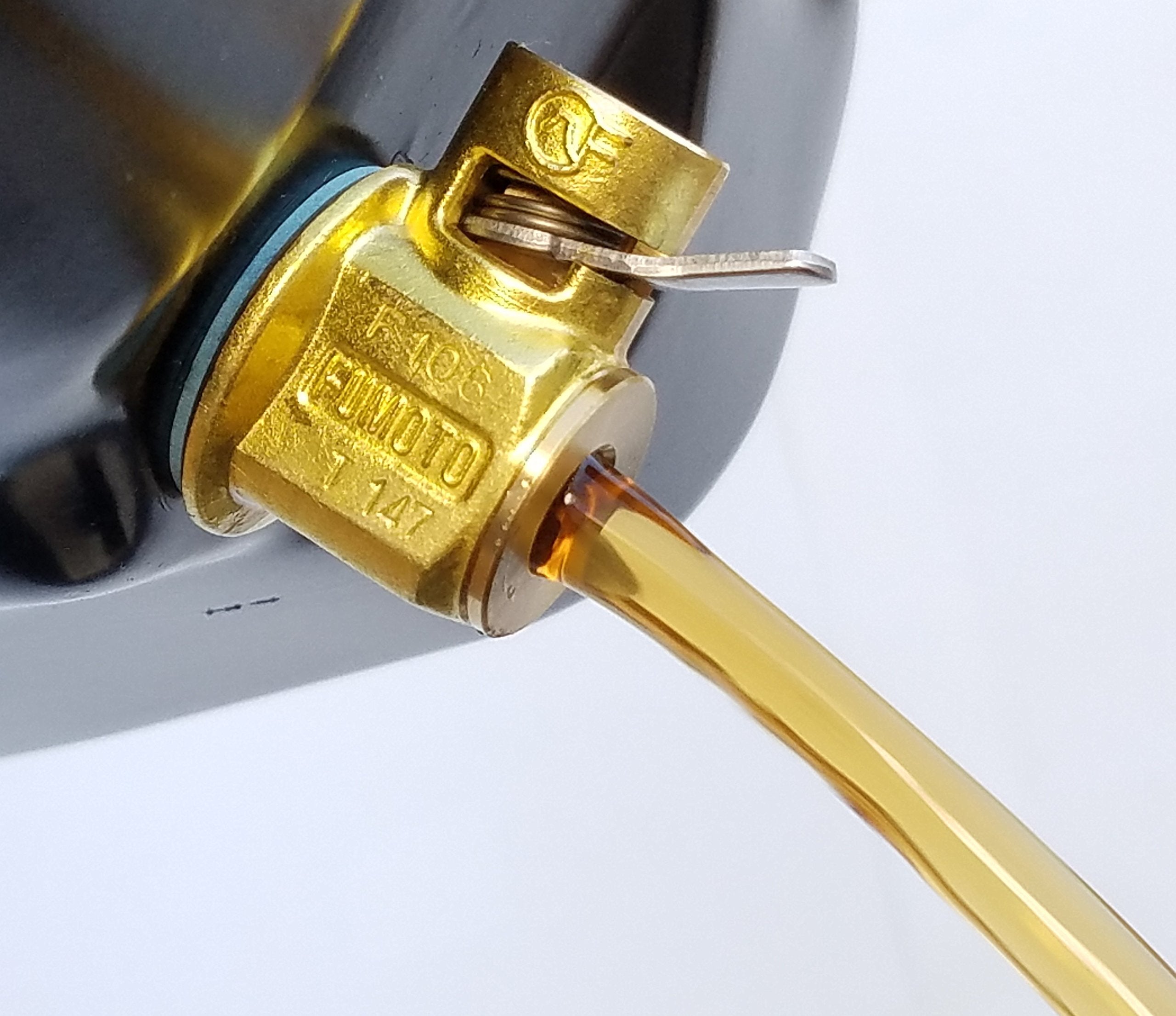 Fumoto Original F-106 With Lc-10 Lever Clip F-Series Engine Oil Drain Valve, 1 Pack, Gold