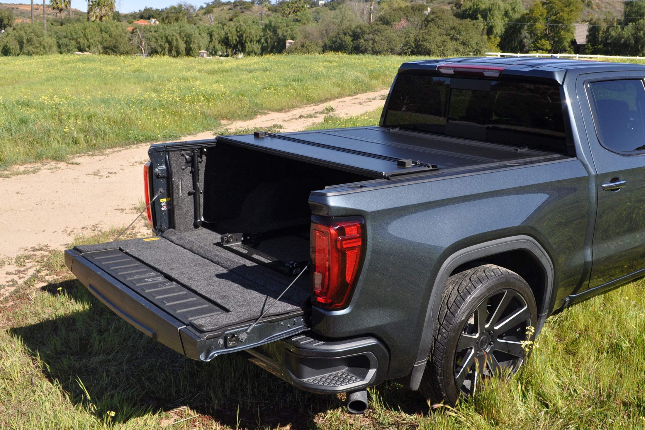 Leer Folditup | Fits 2014-2018 Gm Chevy Silverado/Gmc Sierra 1500 With 68 Bed | Hard, Quad-Folding, Low Profile Tonneau Cover