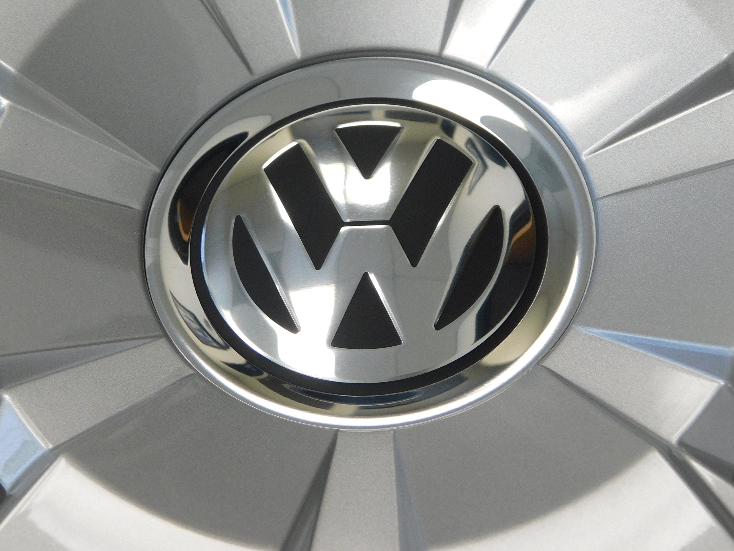 Volkswagen Genuine OEM Hubcap for Jetta Sedan 2011-2014, Silver, 16-Inch Wheel, Model 5C0-601-147-A-QLV, Metal Construction